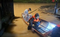 Mưa to, thủy điện xả nước, người dân Đà Nẵng chạy lũ trong đêm