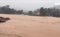 Cận cảnh nước dâng cao ở Đà Nẵng và Quảng Trị, cụ bà 93 tuổi đuối nước trong nhà