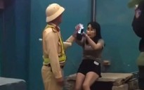 Nữ tài xế có nồng độ cồn cao gần gấp 2 lần mức kịch khung hất văng máy đo của CSGT