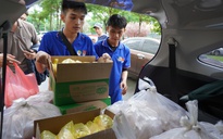 Sinh viên Đà Nẵng nấu hàng trăm suất ăn gửi bệnh nhân và người dân vùng lũ