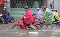 Mưa từ sáng đến chiều 28-10, nhiều tuyến đường ở TP HCM ngập sâu