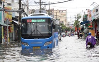 Cận cảnh ngập, người dân đi lại chật vật trong trận mưa ngày 3-10