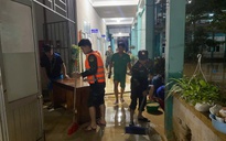 Nước rút, lực lượng vũ trang Đà Nẵng giúp dọn bùn trong đêm