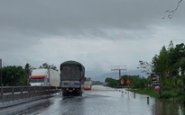 Mưa lớn khiến Quốc lộ 1 qua Quảng Trị biến thành "biển nước"