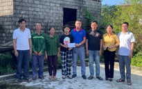 Trao khoản hỗ trợ của bạn đọc cho 3 gia đình ở Nghệ An