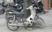 Hàng triệu xe máy cũ kỹ, nhả khói đen mù mịt khắp đường phố: Cấm hay phạt tiền?