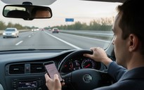 Sử dụng điện thoại khi dừng đèn đỏ, có bị phạt nguội?