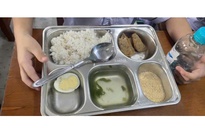 Có gì ở bữa ăn 25.000 đồng của học sinh đang gây "bão" ở Quảng Trị?