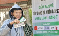 Người hâm mộ xếp hàng dài, chờ hơn 3 giờ mua vé xem tuyển Việt Nam
