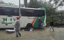 Nhiều người nghi bị điện giật khi đi qua vùng nước ngập