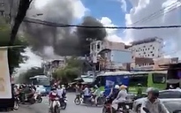 Khói ngùn ngụt bốc ra từ kho hàng chứa đồ nhựa ở TP HCM