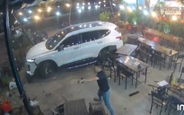 Clip: Thanh niên lao ô tô vào quán nhậu sau mâu thuẫn, 1 người tử vong