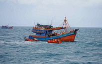 Hình ảnh cảnh sát biển kiểm tra tàu hàng, tàu cá trên biển