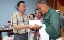 "Trái tim miền Trung" trao tặng 100 suất quà hỗ trợ người dân vùng lũ Đà Nẵng