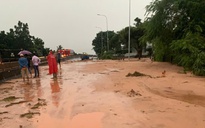 Mưa lớn làm tràn cát xuống Quốc lộ 1, sạt lở tuyến cao tốc Vĩnh Hảo - Phan Thiết