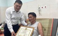 Khen thưởng 2 người hùng lao ra biển cứu người giữa sóng gió ở Lý Sơn