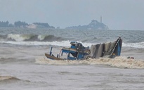 Biển động, hàng loạt tàu cá tại Lâm Đồng bị sóng đánh chìm