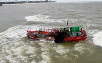 Thót tim cảnh sóng dữ nhấn chìm tàu cá cùng 8 ngư dân trước cửa biển Nhật Lệ