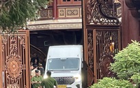 Hình ảnh cảnh sát khám xét và nhiều người đến “nghe ngóng” tại biệt phủ của bà chủ Mailisa 