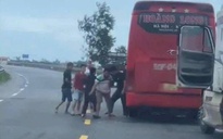 Xe khách và xe container dừng lại giữa đường, người trên xe lao vào đánh nhau