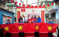 200 lá cờ Tổ quốc được trao trong Ngày hội Đại đoàn kết toàn dân tộc tại phường Tân Sơn Hòa