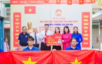 Báo Người Lao Động trao cờ Tổ quốc tại Ngày hội Đại đoàn kết Khu phố 9 phường Tân Sơn Hòa