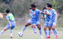 Đội tuyển Việt Nam hào hứng tập luyện tại Lào