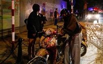 Bùn nhão tràn trên đường phố, nhiều xe máy trượt ngã dúi dụi