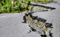 CLIP: Cận cảnh sạt lở nguy hiểm khiến đèo Prenn phải dừng lưu thông