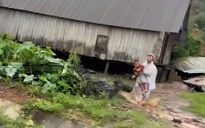 CLIP: Người dân tháo chạy khỏi nơi sạt lở núi, vùi lấp nhà