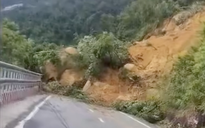 Lâm Đồng: Đang tiếp cận giải cứu 2 tài xế mắc kẹt trên đèo Khánh Lê