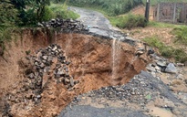 Sau mưa lớn, tỉnh lộ 587 ở Quảng Trị xuất hiện hình ảnh rùng mình