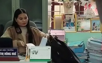 Phụ huynh đón con về khi Phó hiệu trưởng Đỗ Thị Hồng Huế xuất hiện trở lại trường