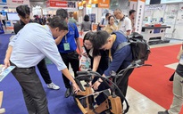 Xe máy điện khung gỗ do sinh viên chế tạo khiến dân tình trầm trồ