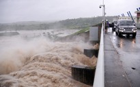 Thủy điện xả lũ kinh hoàng, hạ du ngập nặng
