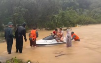 Đội Cứu hộ Bình Thuận xuyên đêm giải cứu người mắc kẹt trong lũ tại tỉnh Đắk Lắk