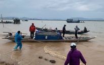 Lật thuyền trên sông Gianh: Vợ bơi được vào bờ, chồng mất tích