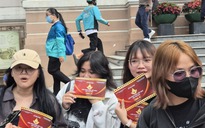 Đông khán giả trẻ nhận vé khai mạc LHP Việt Nam lần thứ XXIV