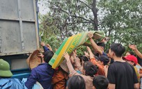 Hình ảnh nhu yếu phẩm kịp đến với người dân vùng lũ ở Đắk Lắk