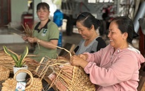 Độc đáo nghề đan lục bình ở xã đảo Long Sơn