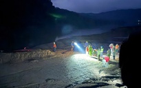 Thành viên cứu hộ bật khóc khi tìm thấy thi thể tài xế xe đầu kéo bị lũ cuốn trôi ở Quảng Trị