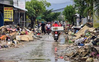 Người dân Nha Trang tất bật dọn "núi" rác thải sau lũ lịch sử
