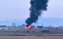 Xe giường nằm bốc cháy dữ dội trên cao tốc Bắc - Nam