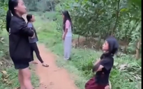 Xôn xao clip nhóm nữ sinh hành hung 2 em nhỏ, bắt quỳ gối