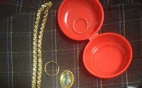 Phát hiện nhiều trang sức bằng vàng trong áo quần cũ gửi tặng đồng bào vùng lũ