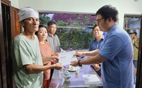 Báo Người Lao Động trao tiền hỗ trợ cho gia đình nạn nhân tử vong trong lũ lụt