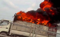 Xe tải bất ngờ bốc cháy dữ dội trên đường cao tốc Hàm Nghi – Vũng Áng