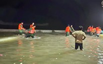 Sóng lớn cuốn mất tích một ngư dân khi vớt neo trước bão số 15