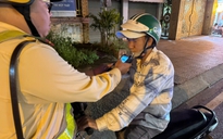 CSGT TP HCM đo nồng độ cồn: Có người say gần như không biết gì