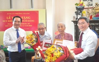 Lãnh đạo TP HCM trao Huy hiệu 60, 80 năm tuổi Đảng cho đảng viên lão thành